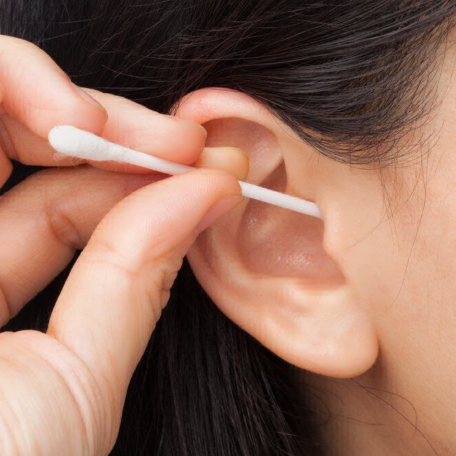 woman putting q-tip in ear