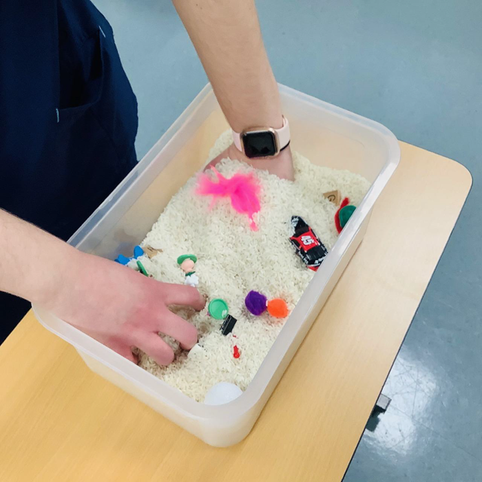 Person using a sensory bin