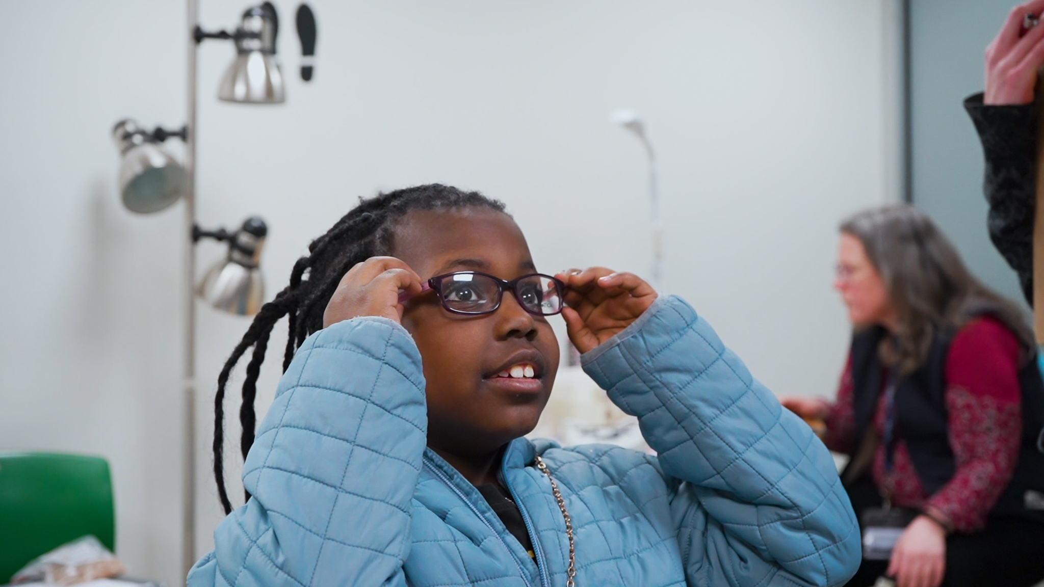 Child trying on glasses pic1